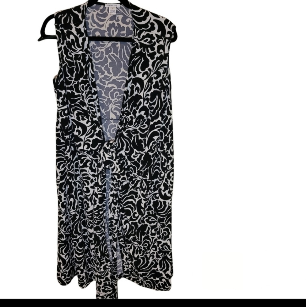 Harold's abstract black & white floral wrap dress. Sleeveless. Size 14